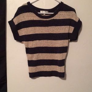 Short sleeve sweater.